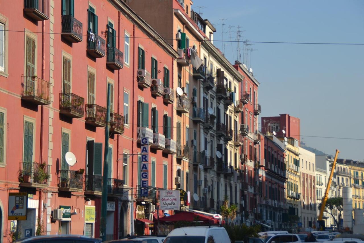 2 Passi A Napoli Bed & Breakfast Bagian luar foto