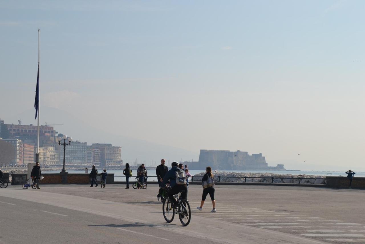 2 Passi A Napoli Bed & Breakfast Bagian luar foto
